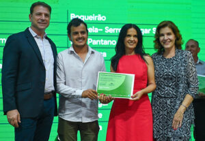 Maria Soaraia Guimarães e seu filho, Augusto Guimarães, recebem premiação durante a Etapa Campeões da Expocaccer.