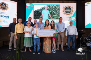 Eder Reis recebe premiação durante a Etapa Campeões Carpec