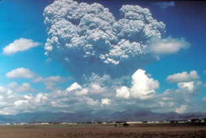 Nuvem de cinzas de Pinatubo durante a erupção de 1991. Crédito: Dave Harlow / Serviço Geológico dos EUA, CC BY-NC-SA