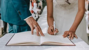 A Bíblia sagrada não possui passagens que autorizem ou de interpretação de aceitação da sexualidade fora do propósito original do matrimônio heterossexual