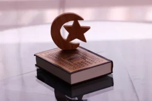 Muitas comunidades muçulmanas seguem interpretações tradicionais do Alcorão e da tradição do profeta Muhammad, que geralmente desaprovam a homossexualidade.